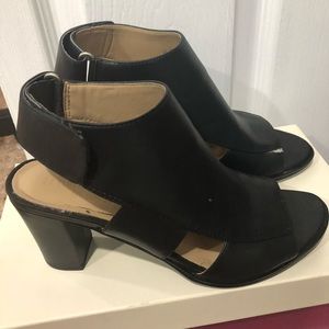 Women Size 7 open toe Naturalizer heel